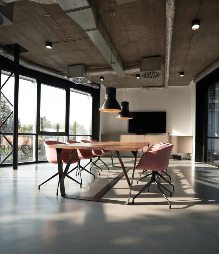 Bild på en kontorslokal med mötesrum